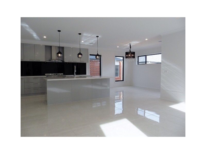 8 Tilia Drive, Cranbourne North VIC 3977