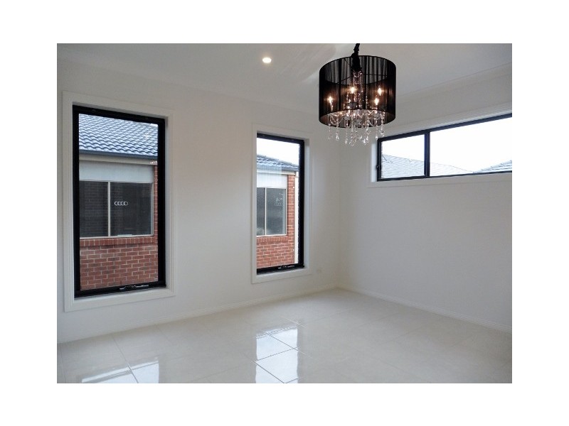 8 Tilia Drive, Cranbourne North VIC 3977