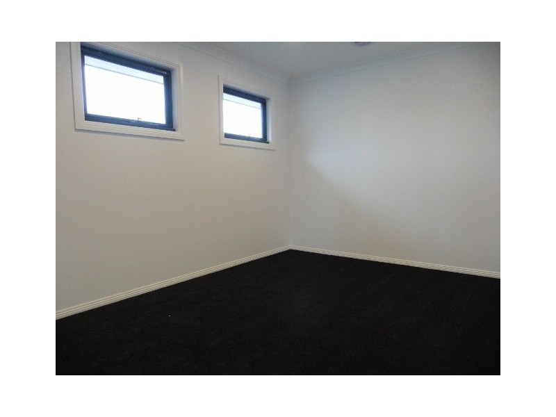 8 Tilia Drive, Cranbourne North VIC 3977