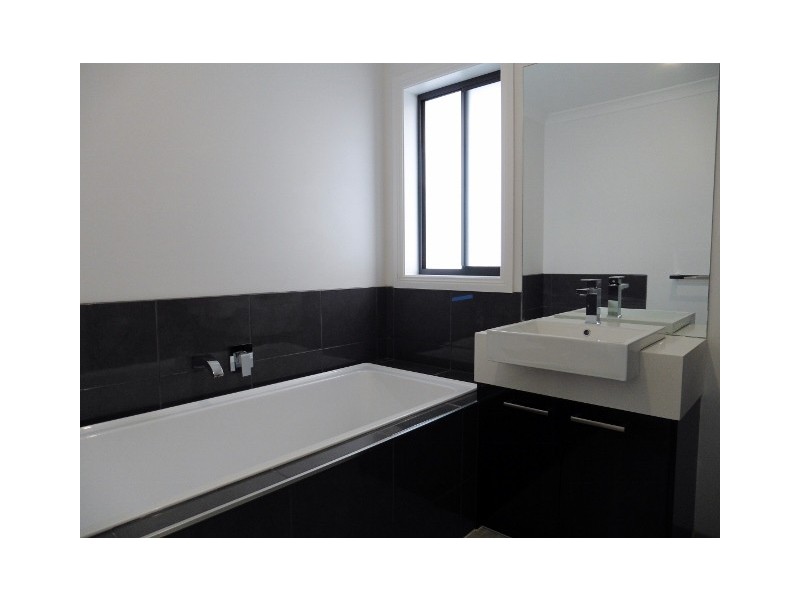 8 Tilia Drive, Cranbourne North VIC 3977