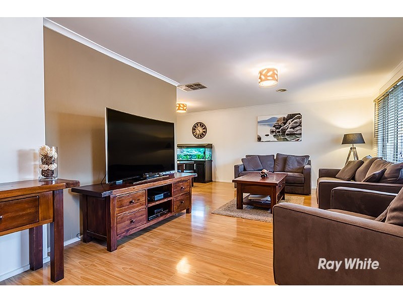 63 Hutchinson Drive, Lynbrook VIC 3975