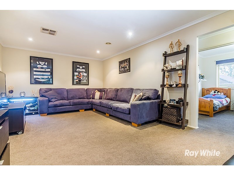 63 Hutchinson Drive, Lynbrook VIC 3975