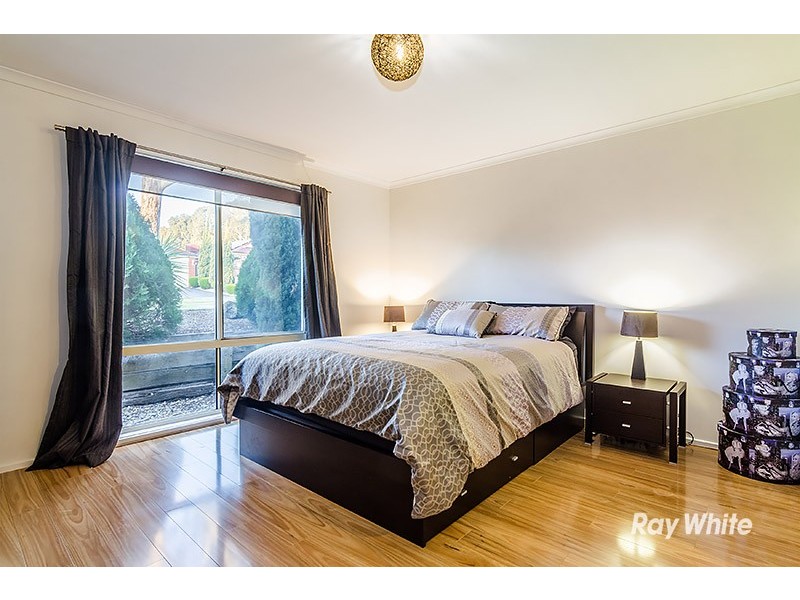 63 Hutchinson Drive, Lynbrook VIC 3975