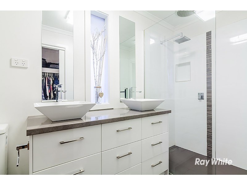 63 Hutchinson Drive, Lynbrook VIC 3975