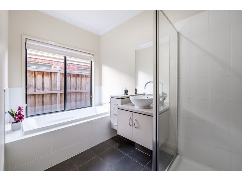 4 Staffordshire Place, Lyndhurst VIC 3975