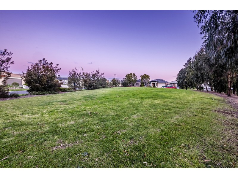 4 Staffordshire Place, Lyndhurst VIC 3975