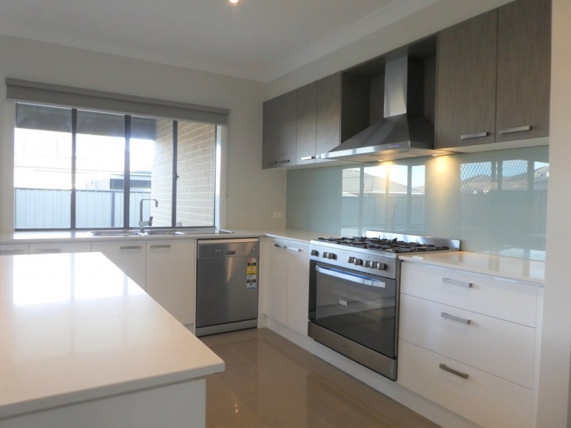 31 Wilkiea Crescent, Cranbourne North VIC 3977