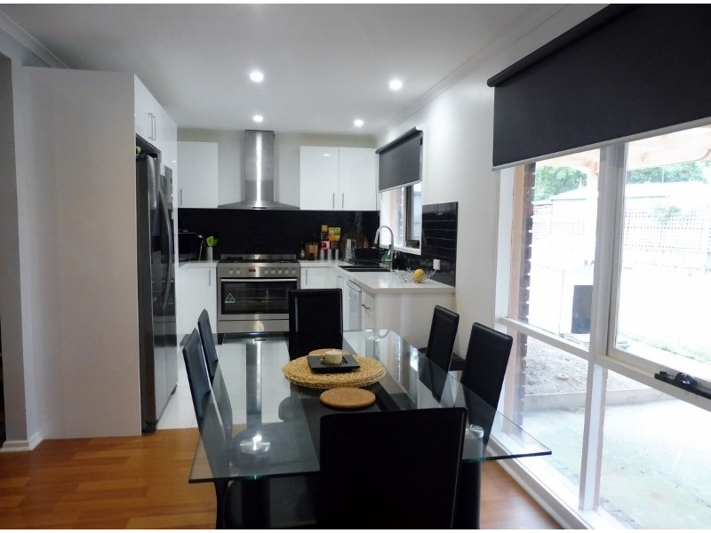 17 Jindalee Gardens, Cranbourne West VIC 3977