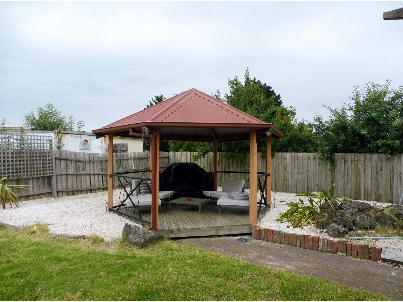 17 Jindalee Gardens, Cranbourne West VIC 3977