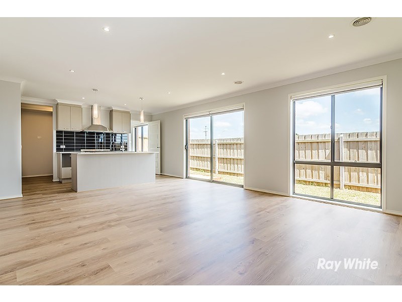 24 Saloon Circuit, Clyde North VIC 3978