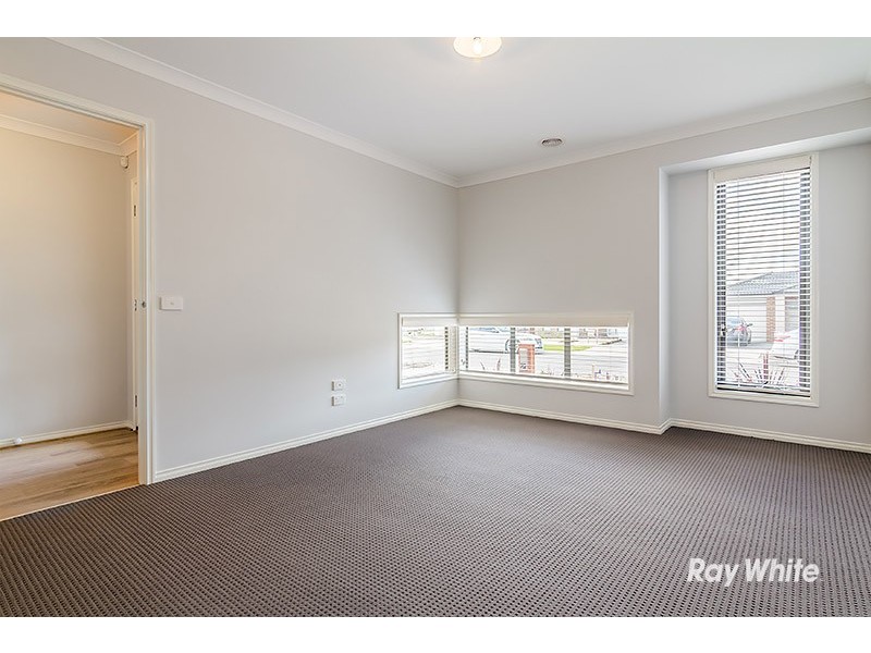 24 Saloon Circuit, Clyde North VIC 3978