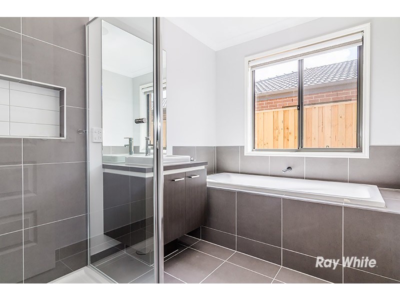 24 Saloon Circuit, Clyde North VIC 3978