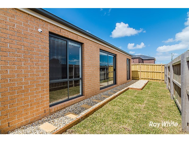 24 Saloon Circuit, Clyde North VIC 3978