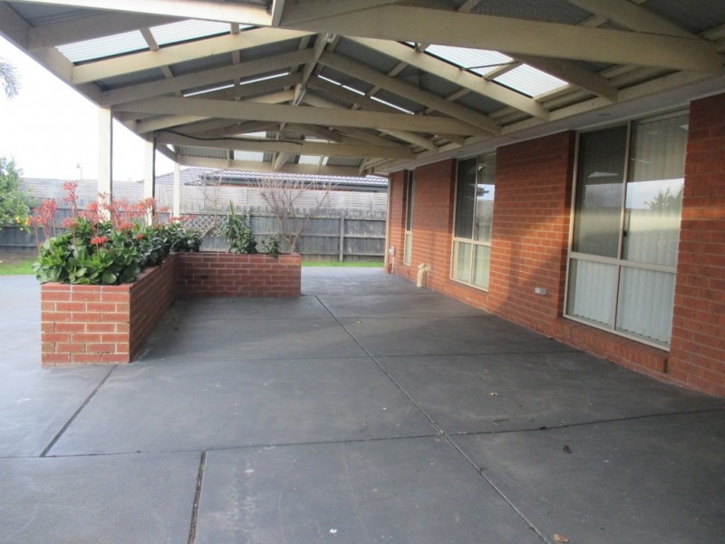 1 Chatham Close, Cranbourne VIC 3977