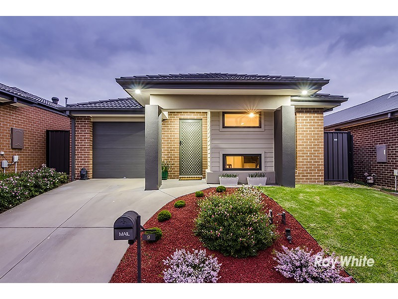 9 Jutland Close, Clyde North VIC 3978
