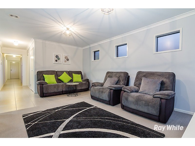9 Jutland Close, Clyde North VIC 3978