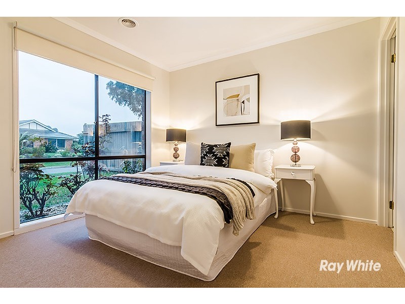 11 Hasluck Cresent, Lynbrook VIC 3975