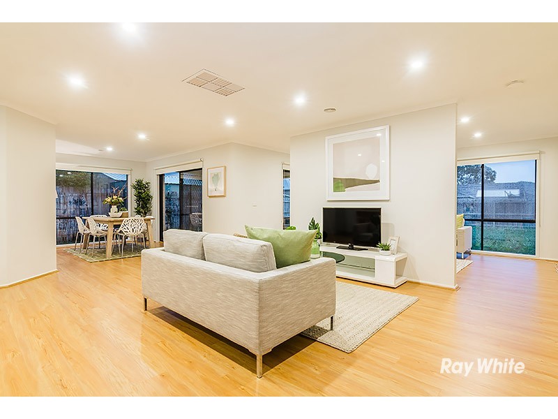 11 Hasluck Cresent, Lynbrook VIC 3975