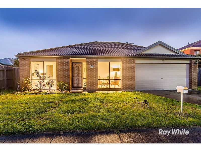 11 Hasluck Cresent, Lynbrook VIC 3975
