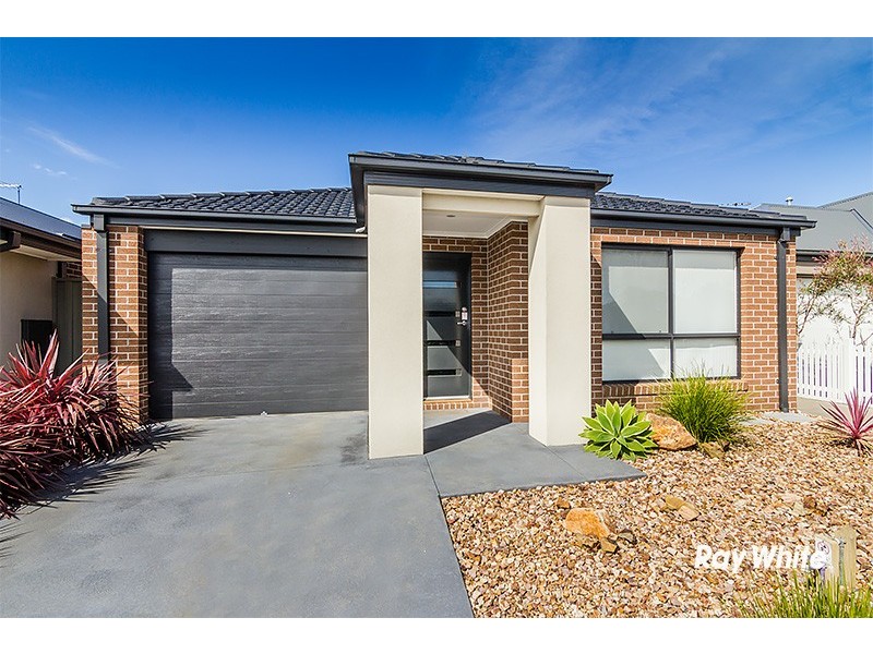 13 McEwan Drive, Cranbourne East VIC 3977