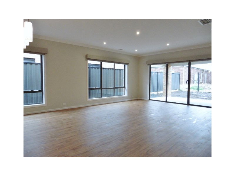 37 Calibre Circuit, Clyde North VIC 3978