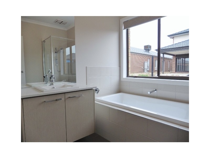 37 Calibre Circuit, Clyde North VIC 3978