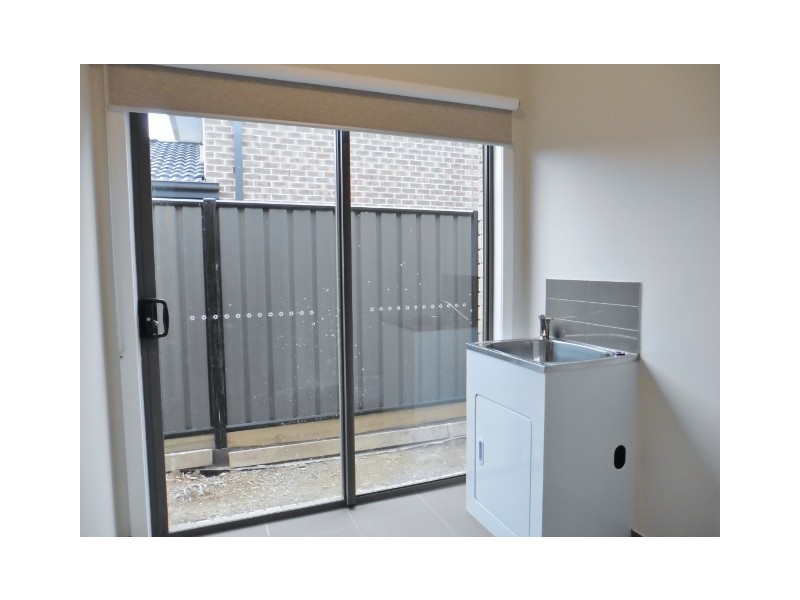 37 Calibre Circuit, Clyde North VIC 3978