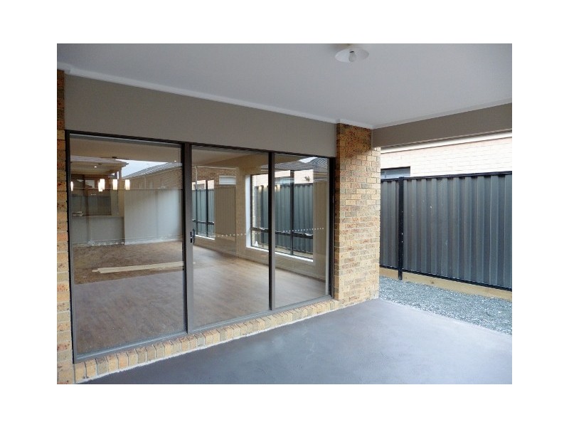 37 Calibre Circuit, Clyde North VIC 3978