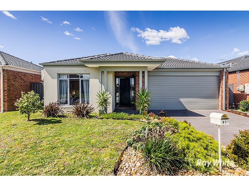 41 Kindred Ave, Cranbourne North VIC 3977