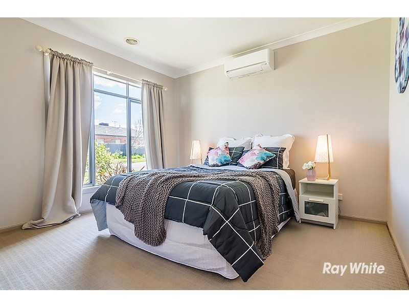 41 Kindred Ave, Cranbourne North VIC 3977