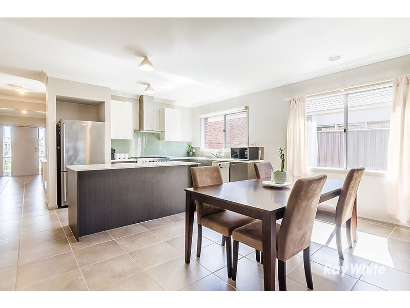 41 Kindred Ave, Cranbourne North VIC 3977