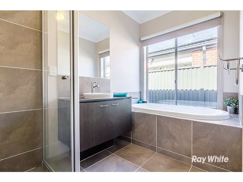 41 Kindred Ave, Cranbourne North VIC 3977