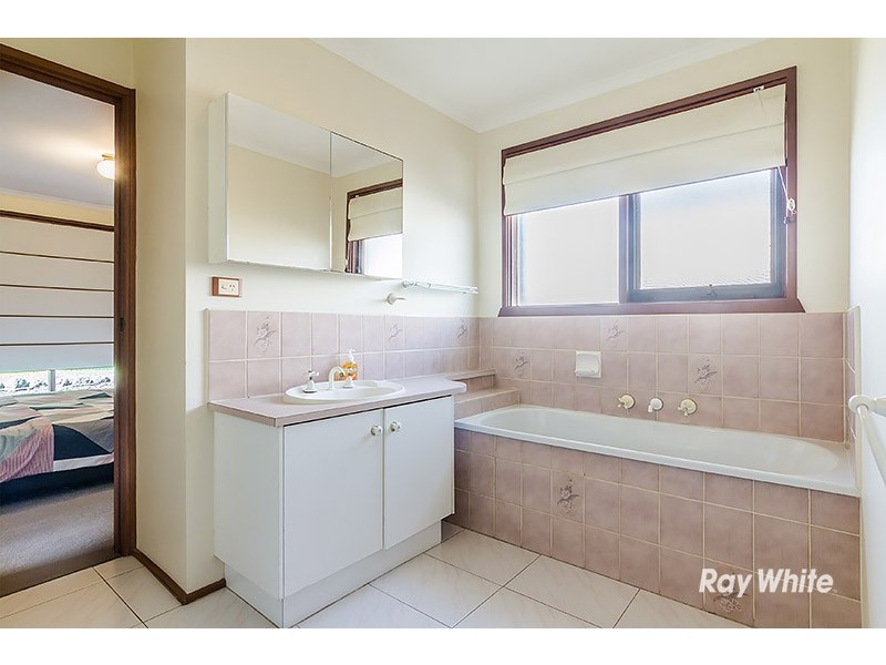 11 Glenbourne Road, Cranbourne VIC 3977
