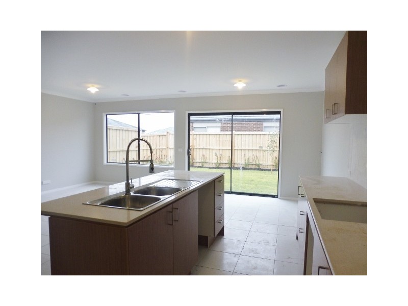 33 Grandvista Crescent, Cranbourne West VIC 3977