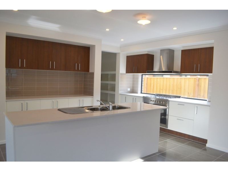 38 Shanahans Drive, Cranbourne North VIC 3977