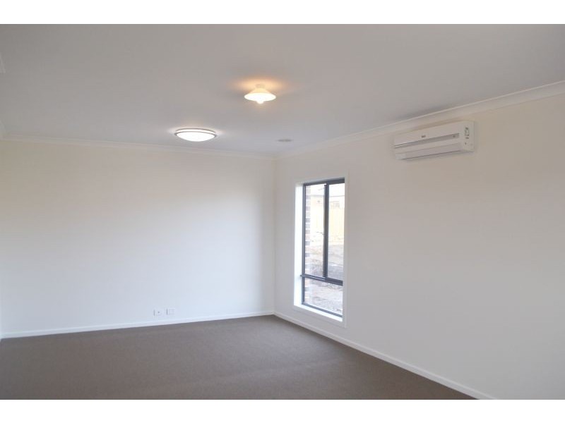 38 Shanahans Drive, Cranbourne North VIC 3977