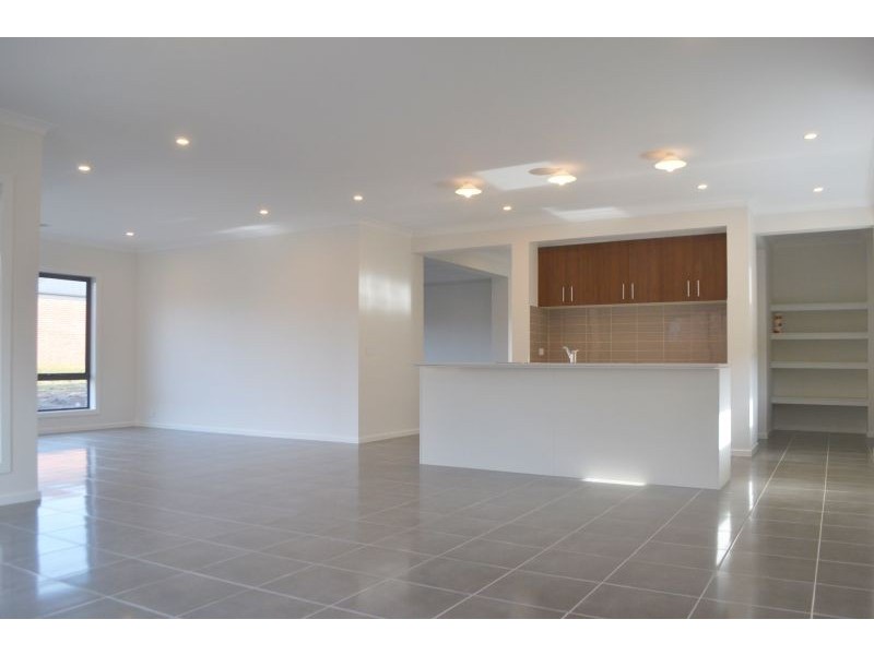 38 Shanahans Drive, Cranbourne North VIC 3977