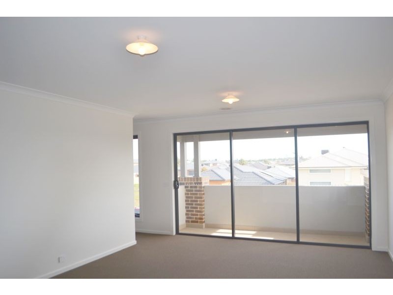 38 Shanahans Drive, Cranbourne North VIC 3977