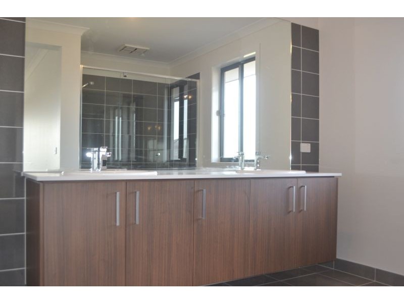 38 Shanahans Drive, Cranbourne North VIC 3977