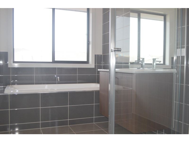 38 Shanahans Drive, Cranbourne North VIC 3977