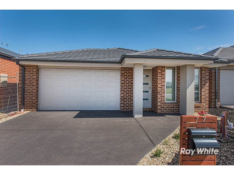 77 Quarters Boulevard, Cranbourne West VIC 3977