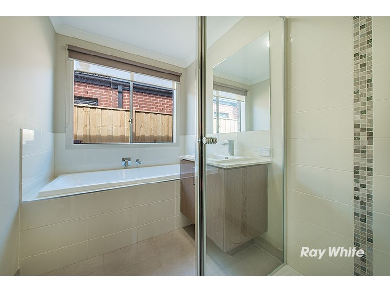 77 Quarters Boulevard, Cranbourne West VIC 3977