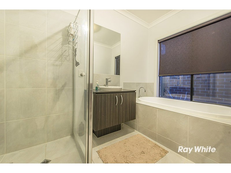 4 Agathis Alley, Cranbourne North VIC 3977