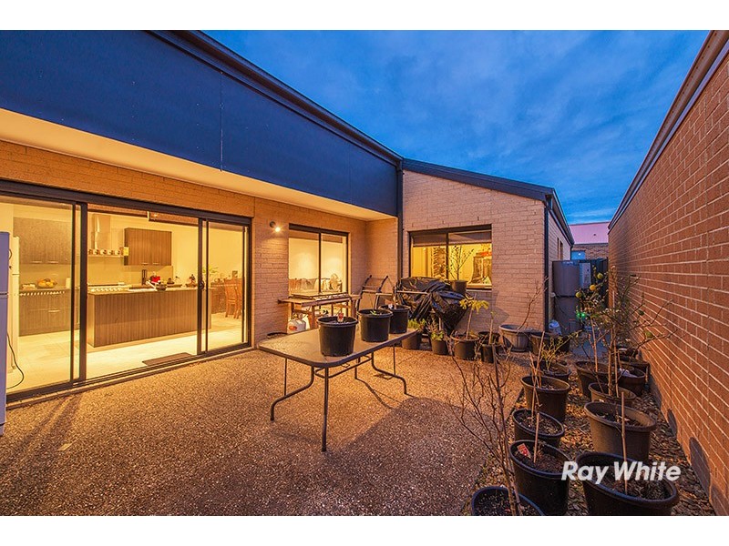 4 Agathis Alley, Cranbourne North VIC 3977