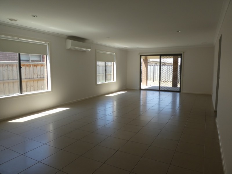 4 Glenelg Street, Clyde North VIC 3978