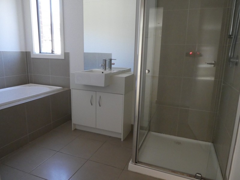 4 Glenelg Street, Clyde North VIC 3978