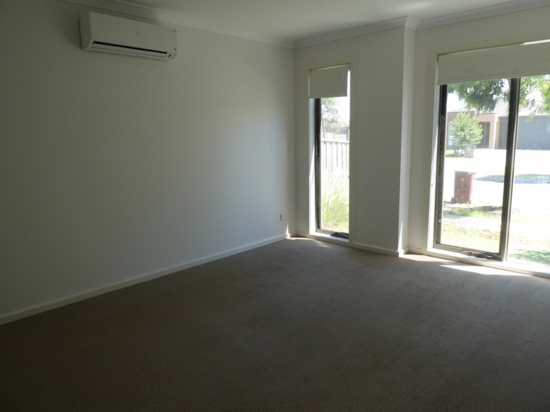 4 Glenelg Street, Clyde North VIC 3978