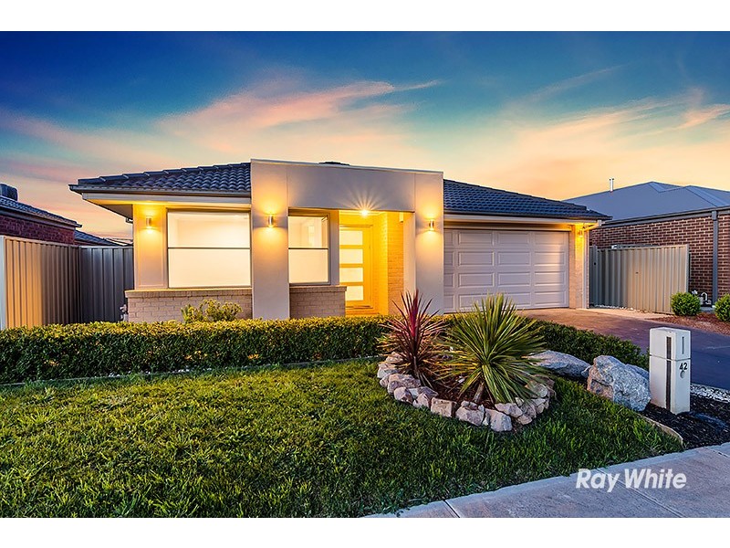 42 Challenger Circuit, Cranbourne East VIC 3977