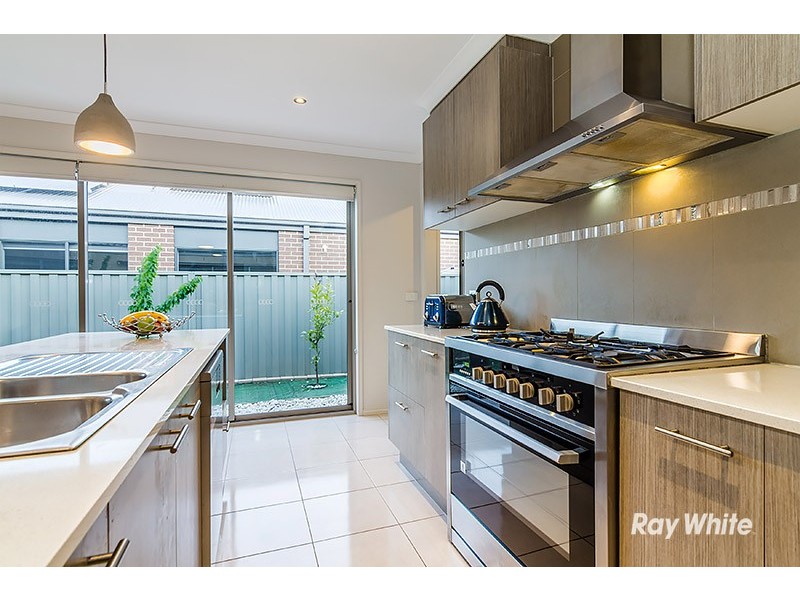 42 Challenger Circuit, Cranbourne East VIC 3977