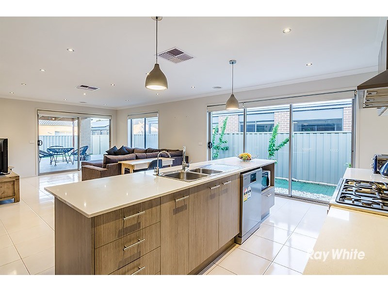 42 Challenger Circuit, Cranbourne East VIC 3977